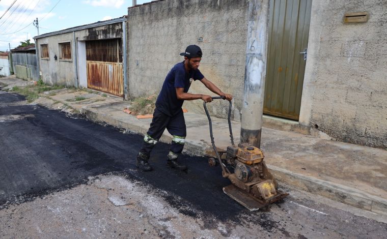 Prefeitura reforça equipes e operação tapa-buracos é ampliada em vários pontos da cidade