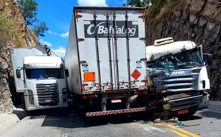Carretas e caminhão ficam ‘presos’ em paredão de pedra em rodovia mineira