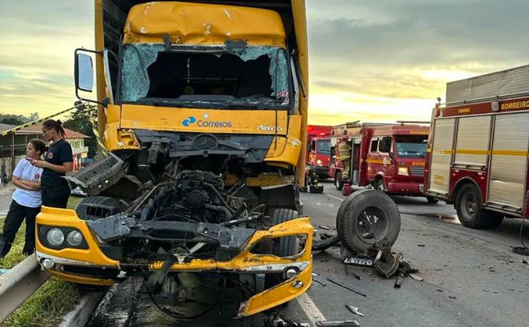 Acidente entre carreta dos Correios e caminhão com pallets mata uma pessoa na Grande BH