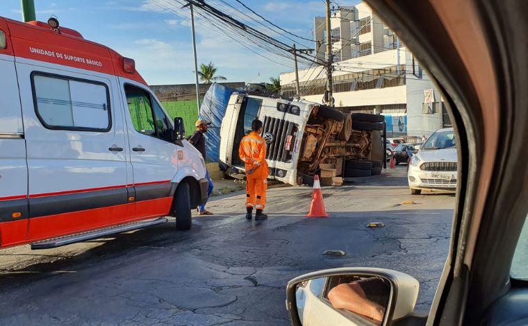 Caminhão com carga de carvão tomba e complica trânsito na área central de Sete Lagoas; veja vídeo