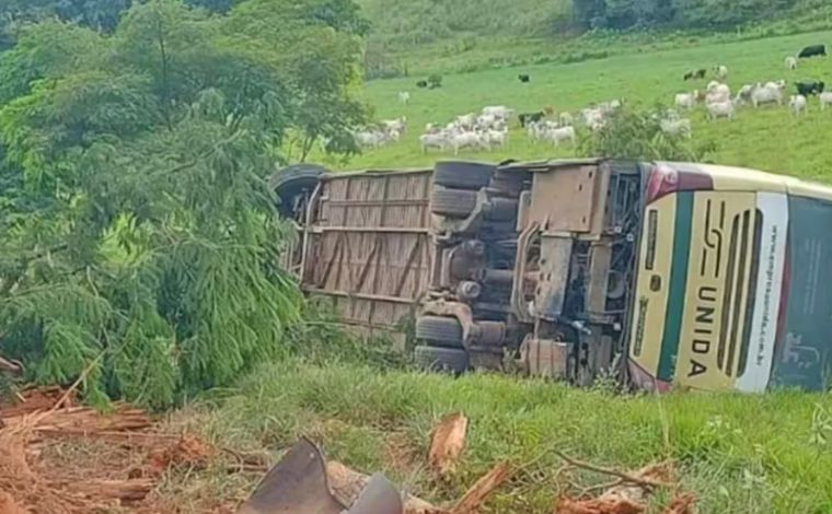 Passageiro morre carbonizado após ônibus tombar e pegar fogo em rodovia de Minas Gerais