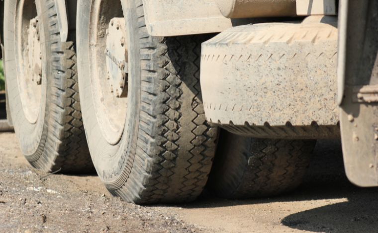 Carreta com adubo tomba e motorista morre preso às ferragens na BR-354, em MG