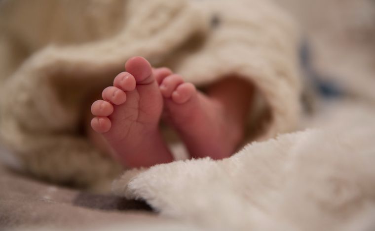 Bebê de dois meses morre com suspeita de desnutrição extrema e maus-tratos no interior de Minas 