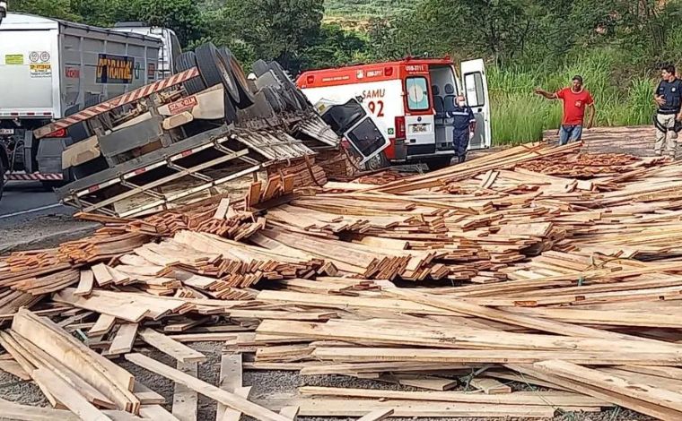 Rodovias de Minas têm trânsito interditado após acidentes envolvendo carretas; veja pontos afetados