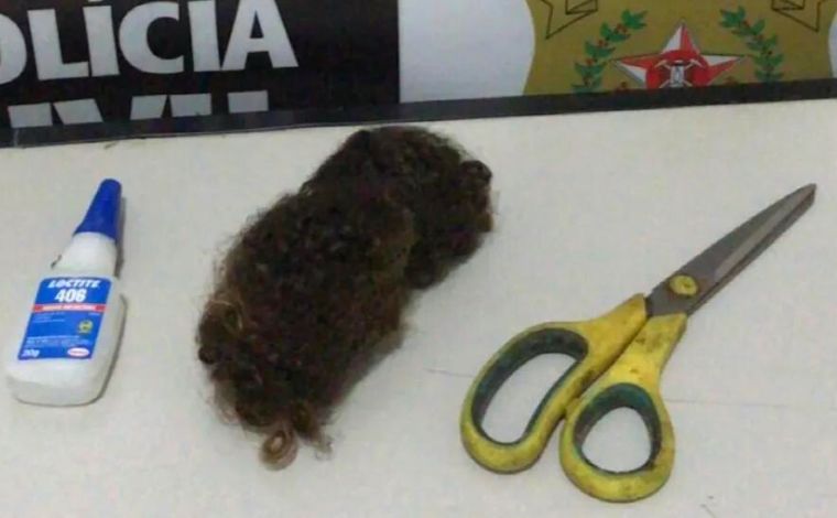 Homem é preso após cortar cabelo e colar partes íntimas da companheira no interior de Minas 