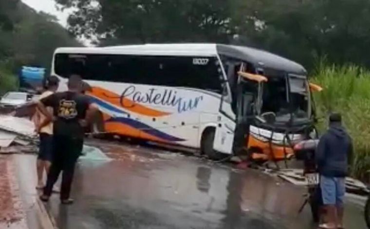 Batida entre caminhão e ônibus de viagem deixa morto e feridos na BR-365, em Patos de Minas