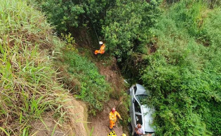 Homem morre após carro cair em erosão de 10 metros de profundidade na BR-452, em MG