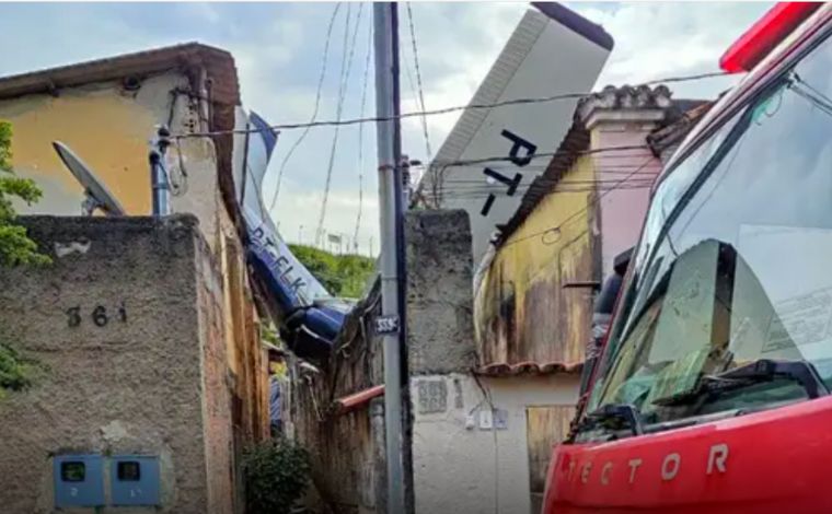Avião cai sobre casas em Belo Horizonte e vítimas ficam presas às ferragens  
