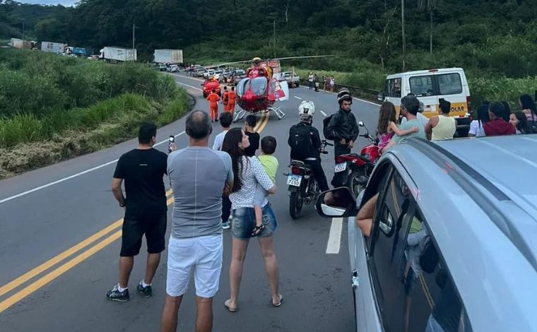 Batida entre carro e caminhonete deixa 3 feridos na BR-381; criança de 8 anos está entre as vítimas 