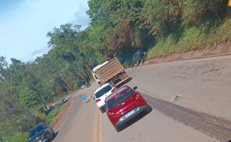 Acidente na BR-040: tio e sobrinho morrem em colisão entre carro e caminhão em Congonhas 
