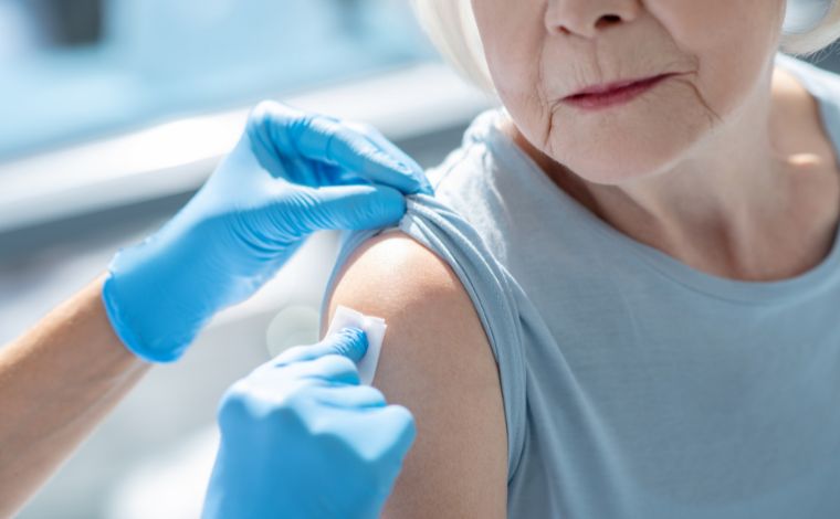 Sete Lagoas inicia aplicação da vacina bivalente em público a partir de 73 anos 