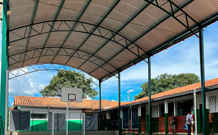 Quadra coberta da Escola Estadual Modestino Andrade, em Sete Lagoas, é inaugurada 