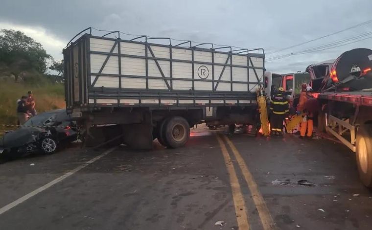 Acidente entre dois caminhões e carro de passeio deixa motorista preso às ferragens na Grande BH