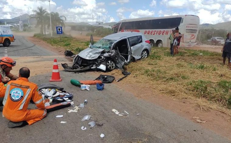 Colisão entre dois veículos deixa feridos e causa interdição da BR-381, em Sabará