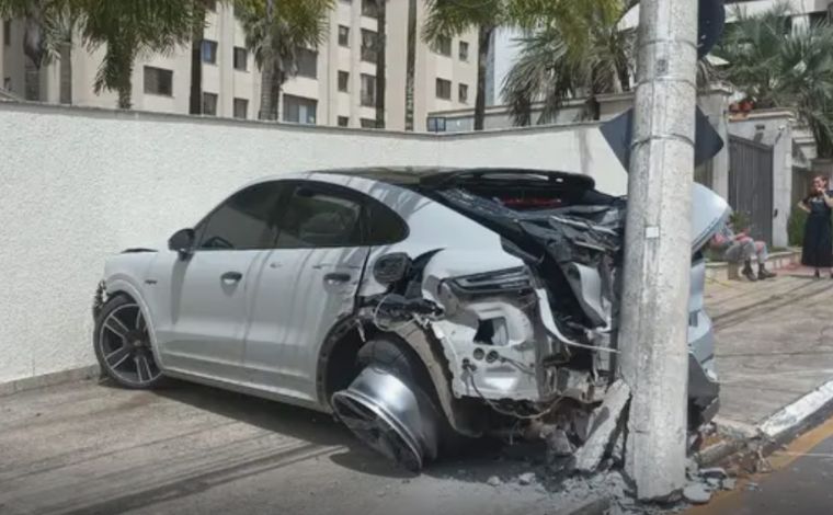Motorista embriagado destrói Porsche de R$1 milhão em acidente na área nobre da Grande BH
