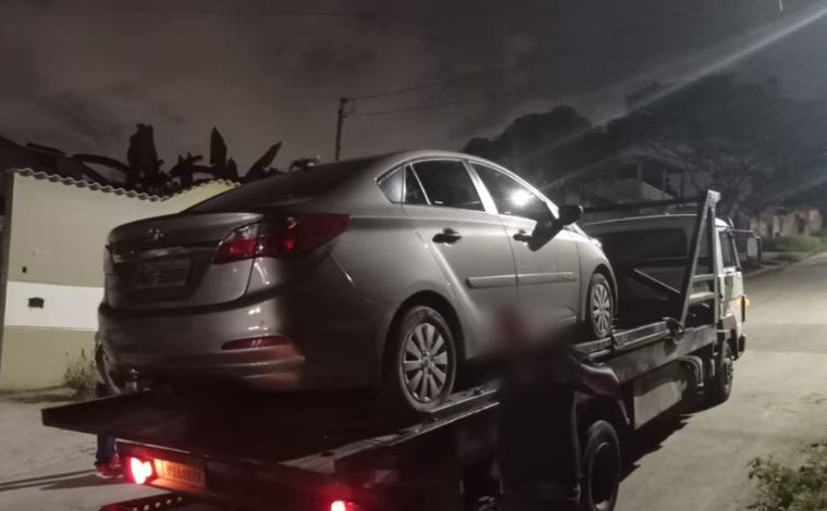 Motorista de app pula do carro em movimento para escapar de assalto na região de Santa Luzia