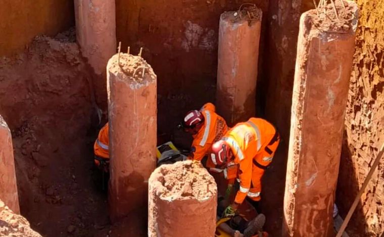 Trabalhador de 61 anos é resgatado com suspeita de lesão na coluna após cair em buraco de obra em MG