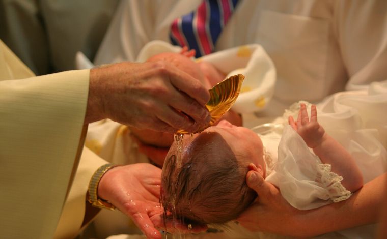 Coroinha mistura ácido com água benta e padre queima bebê durante batismo na Itália 