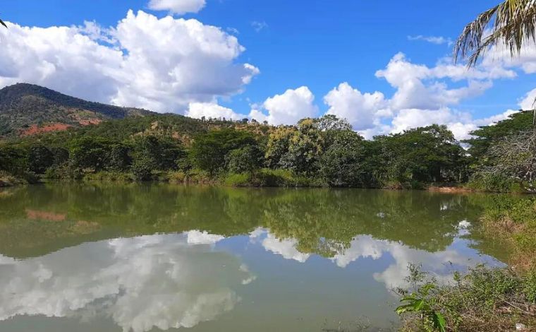 Corpo de mulher é encontrado em lagoa com peso de ferro amarrado na cintura em Minas Gerais 