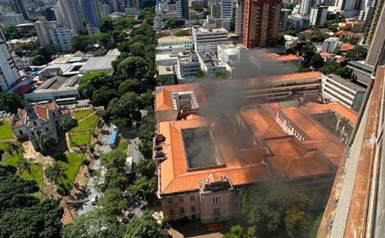 Vídeo: Incêndio atinge Instituto de Educação em BH; pelo menos 14 pessoas foram socorridas 