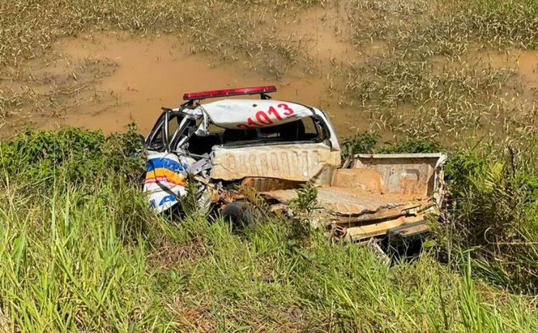 Viatura da PM fica destruída após ser atingida por caminhão durante ocorrência de acidente na BR-356