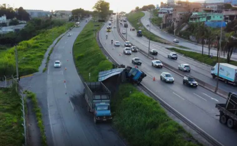 Caminhão carregado com carvão tomba no Anel Rodoviário de BH após motorista adormecer ao volante