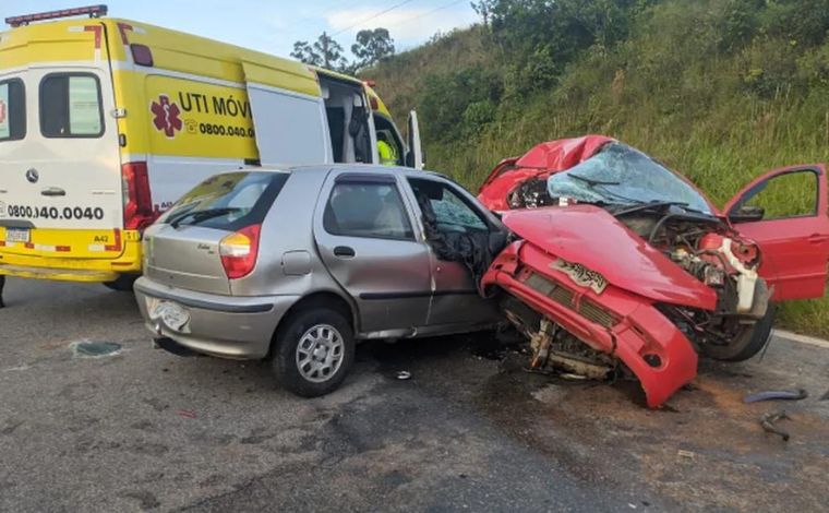 Seis pessoas morrem em grave acidente entre dois carros na BR-040