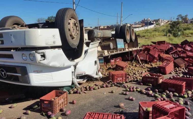 Motorista morre após caminhão carregado de manga tombar na LMG 653, em MG