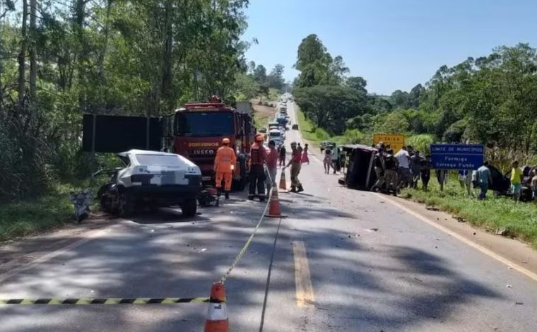 Colisão entre carro e caminhonete deixa um morto e um ferido na rodovia MG-050