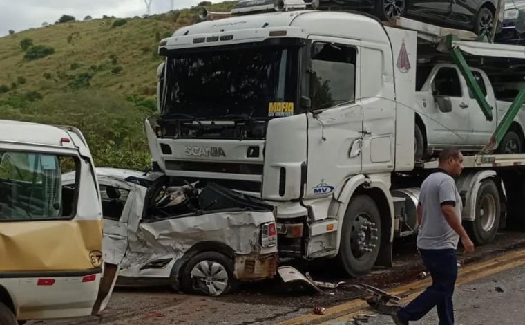 Acidente envolvendo cinco veículos deixa um morto e pelo menos 13 feridos na BR-381 em MG