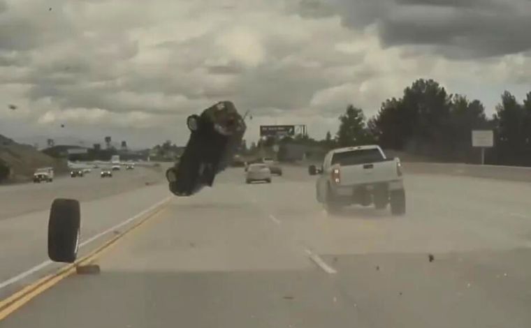 Vídeo: roda de caminhonete se solta em rodovia e faz carro capotar a três metros de altura