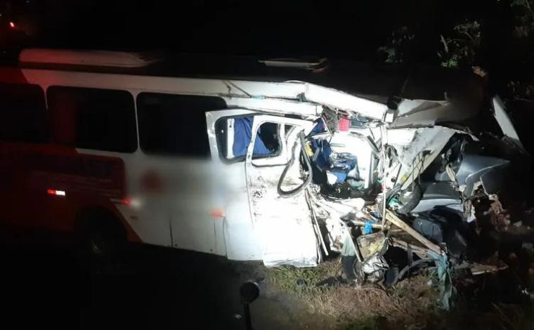 Duas mulheres morrem e oito pessoas ficam feridas em acidente com micro-ônibus na rodovia MG-401