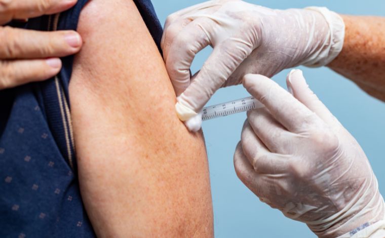 Nova vacina contra gripe para idosos chega em abril em clínicas particulares por mais de R$ 160