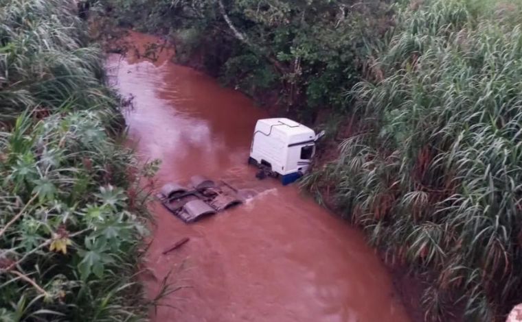 Homem fica gravemente ferido após carreta cair em córrego na BR-354, em Patos de Minas