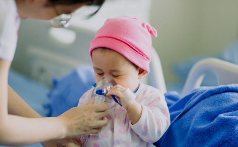 Bronquite, asma e pneumonia em crianças; conheça sintomas das doenças respiratórias e os cuidados