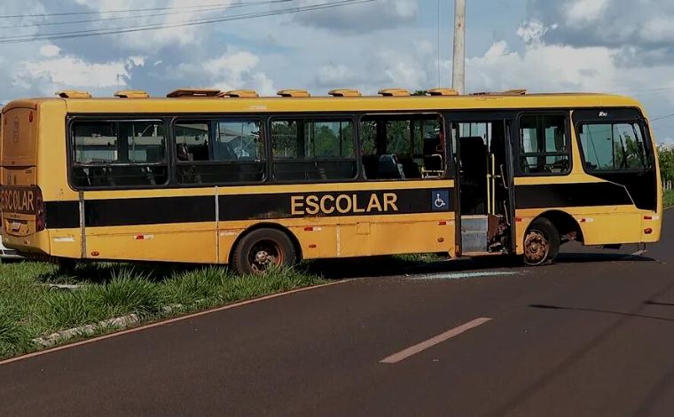 Estudante assume direção de ônibus escolar após motorista sofrer mal súbito no interior paulista 