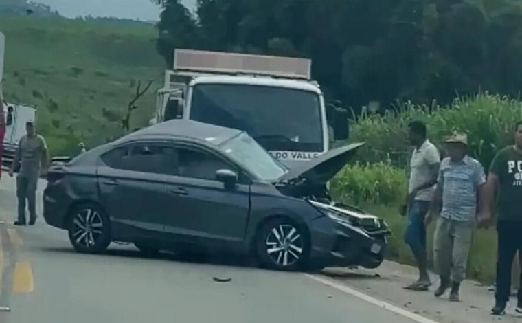 Taxista e passageiro morrem após carro ser atingido por caminhão na BR-459, em MG; veja vídeo