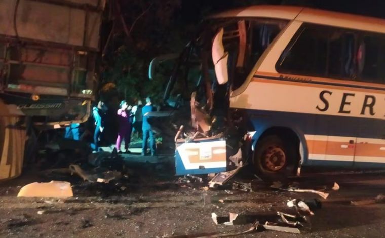Seis pessoas ficam feridas em acidente entre ônibus, caminhão e moto na AMG-910, em Curvelo
