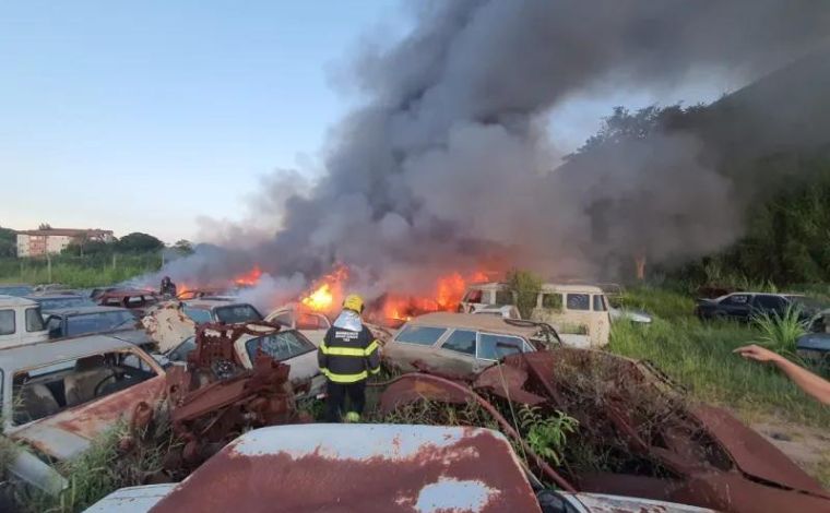 Incêndio atinge pátio do Detran-MG e danifica cerca de 50 veículos em Belo Horizonte; veja vídeo