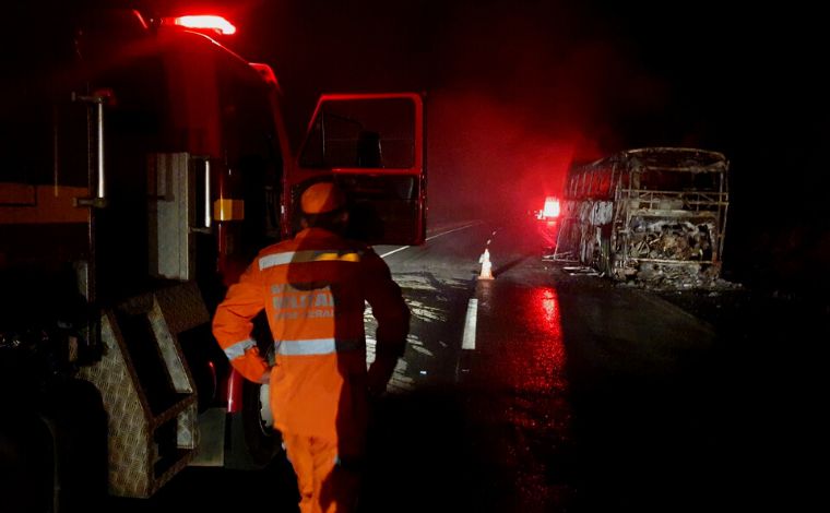 Corpo de Bombeiro combate incêndio em ônibus na BR-040, entre Caetanópolis e Sete Lagoas