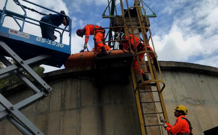 Bombeiros resgatam funcionário de fábrica de tecidos prensado por maquinário em Sete Lagoas