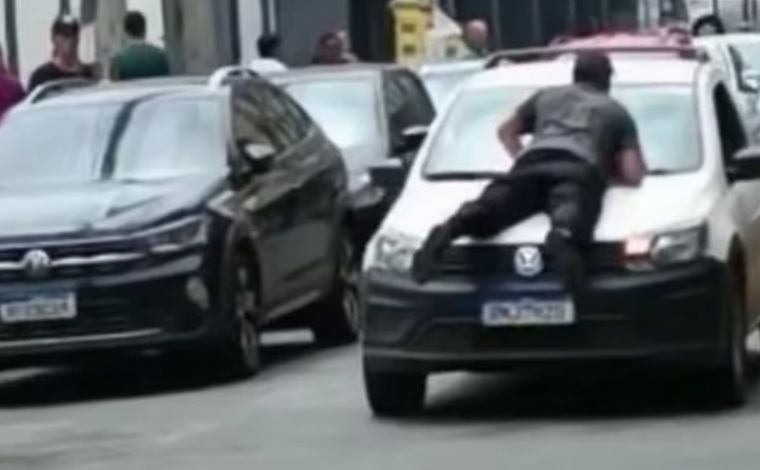 Homem se pendura em capô de carro durante briga de trânsito em Minas; veja vídeo 