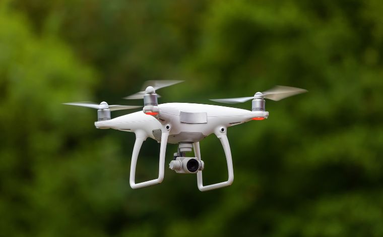 Casal é preso por usar drone para entregar drogas e celulares em presídio na Grande BH
