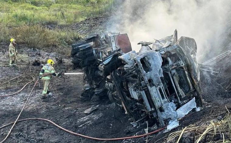 Motorista morre carbonizado após caminhão pegar fogo na BR-116, em MG