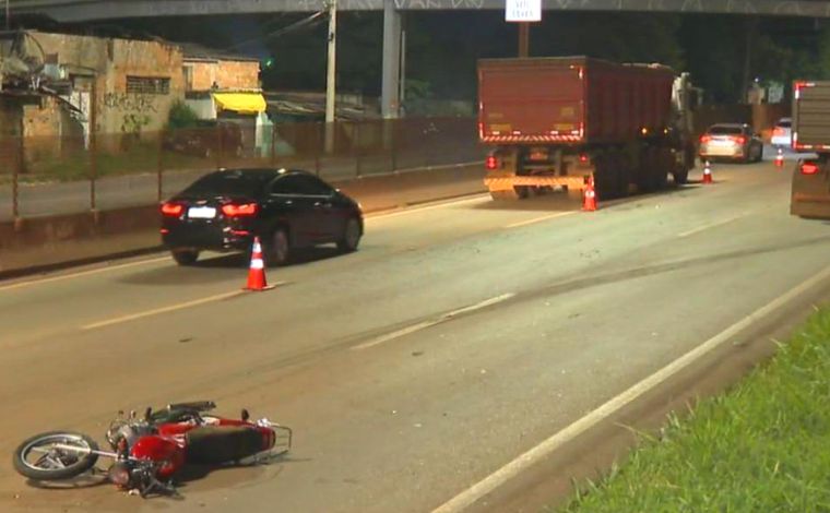 Após perseguição policial, motociclista tem pernas esmagadas em acidente no Anel Rodoviário de BH