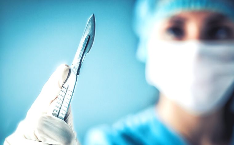 Funcionária de hospital em BH será indenizada após cortar dedo com bisturi ao preparar cadáver 