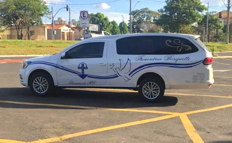 Criminosos invadem funerária, rendem funcionários e roubam carro fúnebre no interior de Minas 