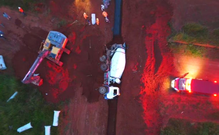 Trabalhador morre soterrado e prensado por caminhão betoneira em serviço de concretagem, em MG