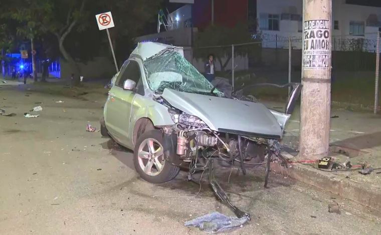 Jovem fica gravemente ferido após carro se envolver em possível ‘racha’ na via Expressa, em BH