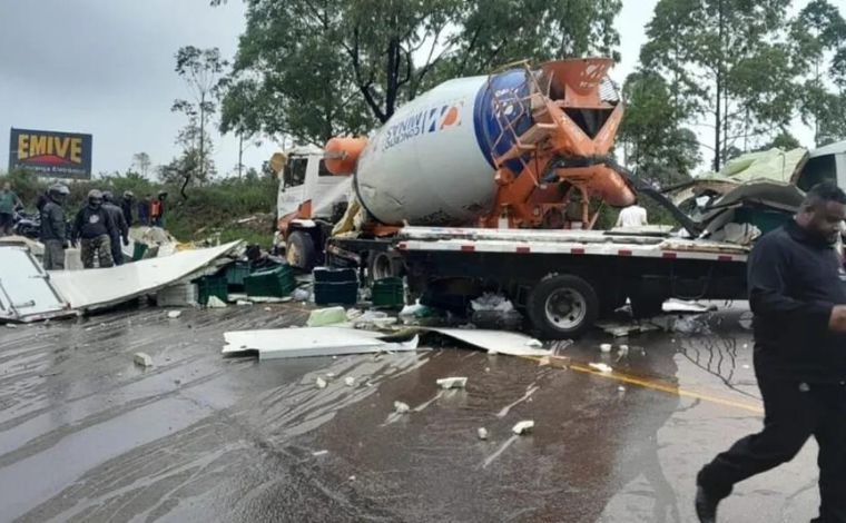 Acidente com dois caminhões deixa uma pessoa morta e duas feridas na BR-356, em Itabirito